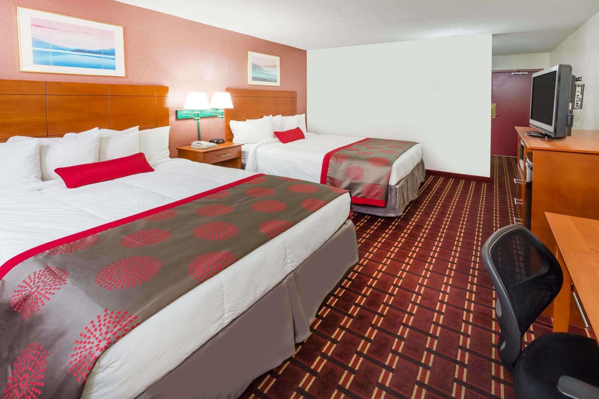 Ramada By Wyndham Medford Hotel & Conference Center Kültér fotó