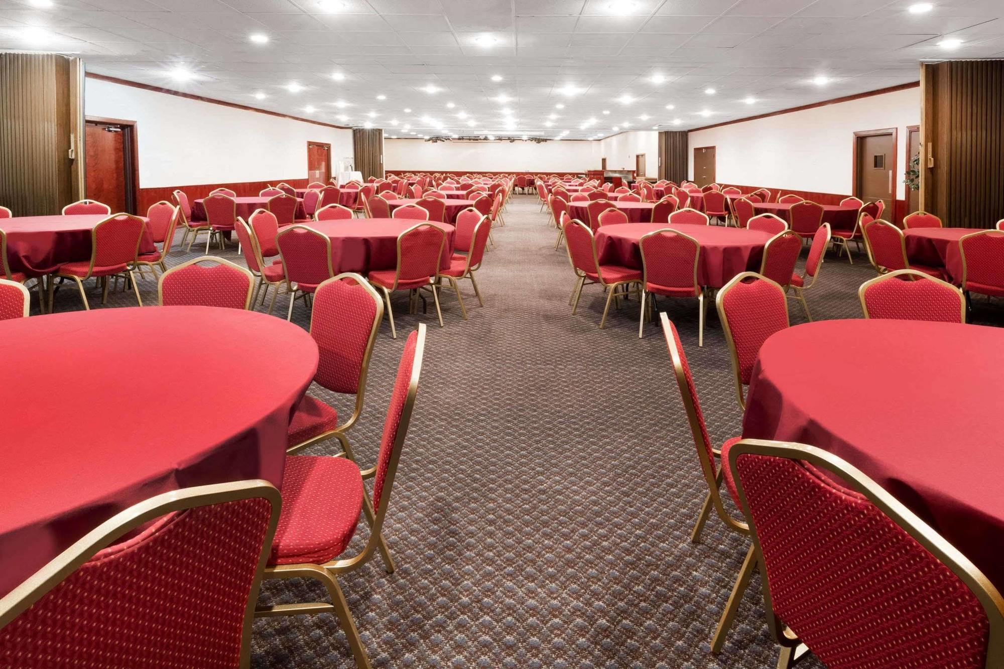 Ramada By Wyndham Medford Hotel & Conference Center Kültér fotó