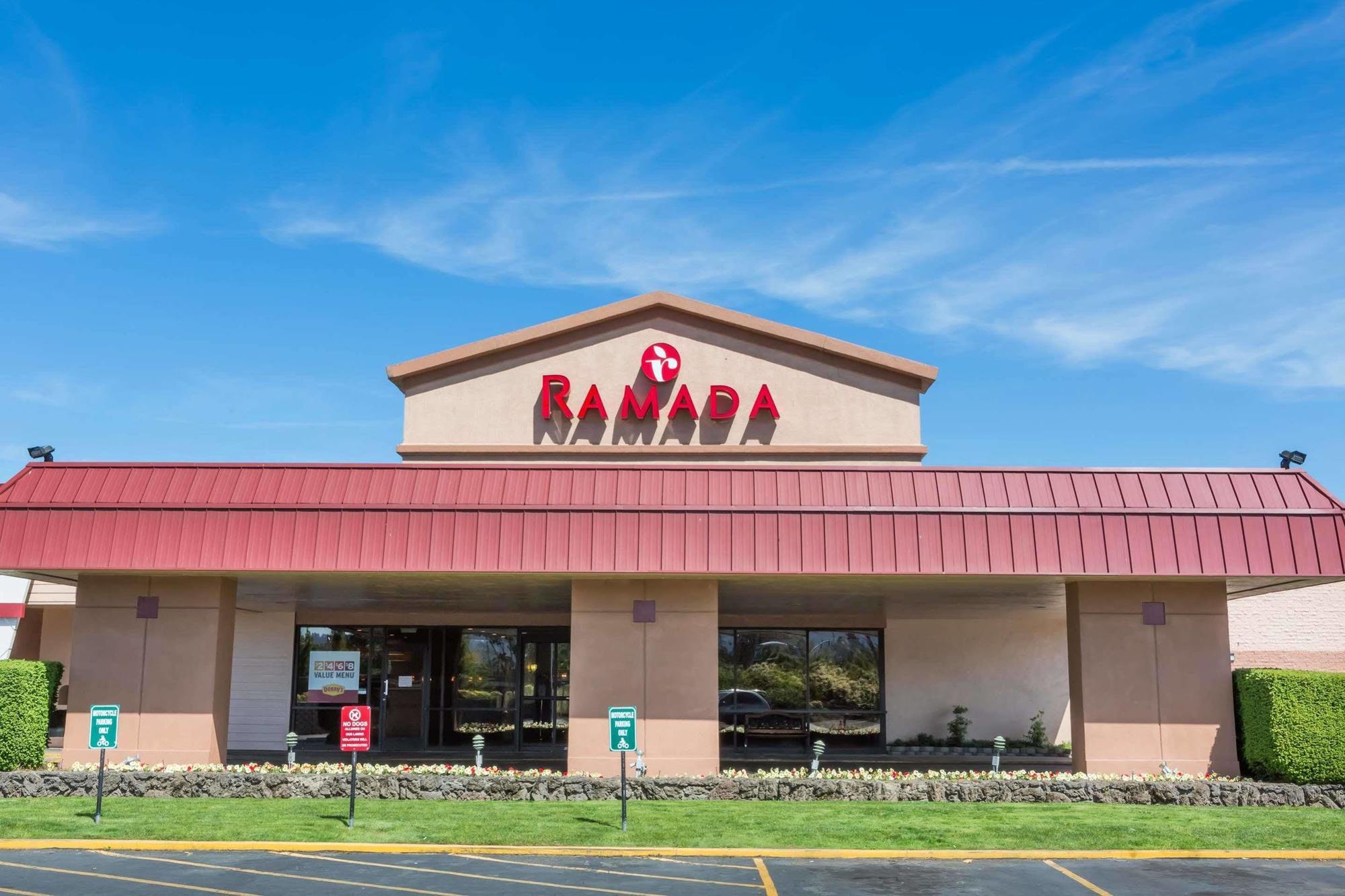 Ramada By Wyndham Medford Hotel & Conference Center Kültér fotó